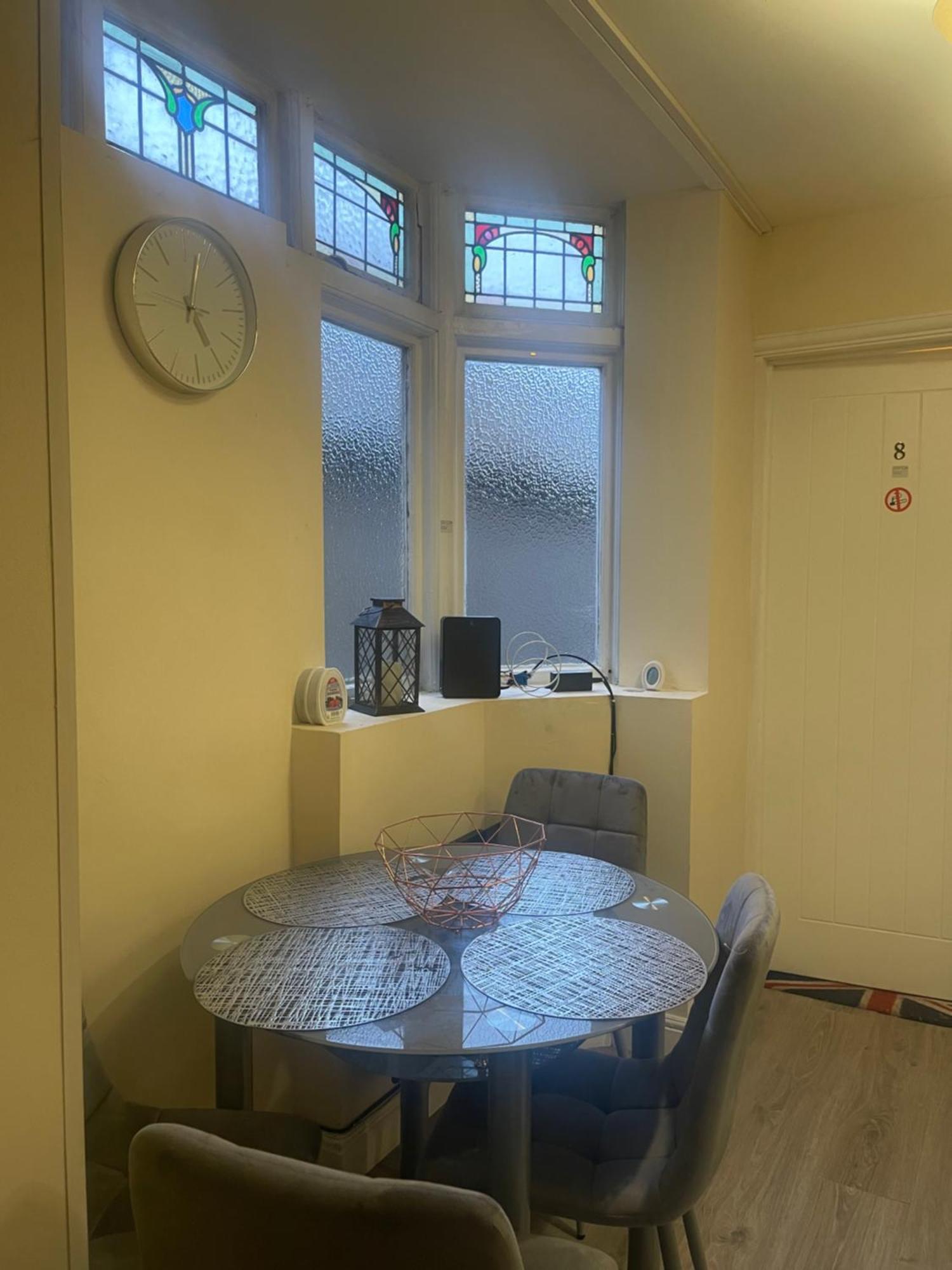 2 Bedroom Apartment On Suite Bathroom, Southmead Bristol Exterior foto
