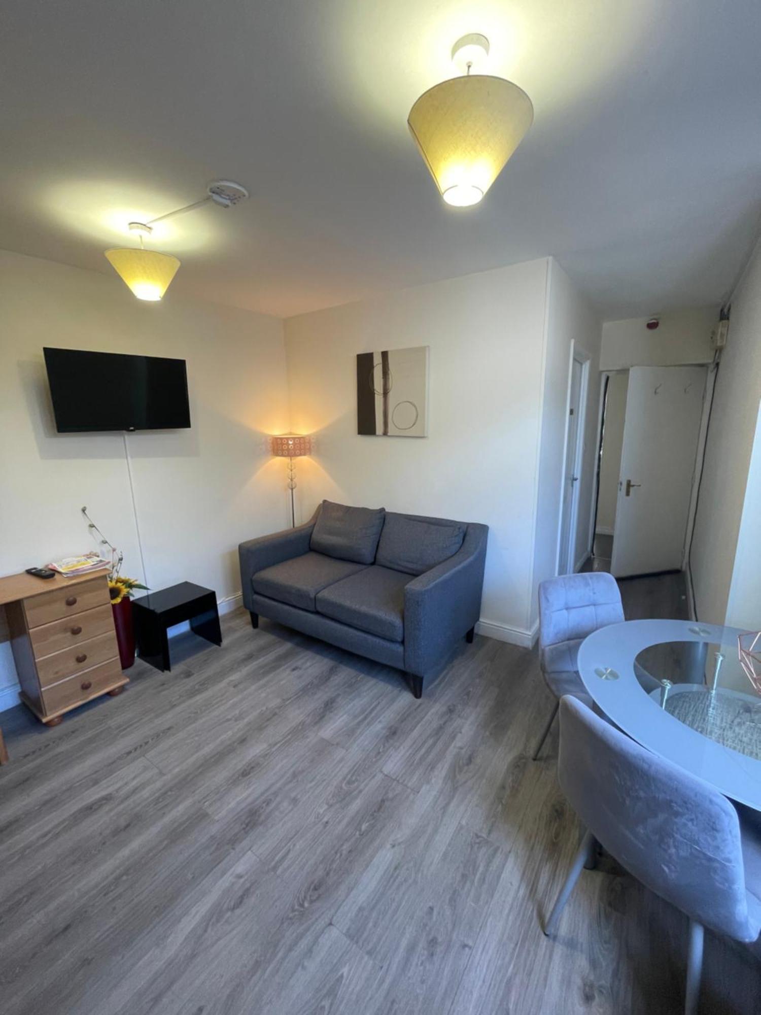 2 Bedroom Apartment On Suite Bathroom, Southmead Bristol Exterior foto